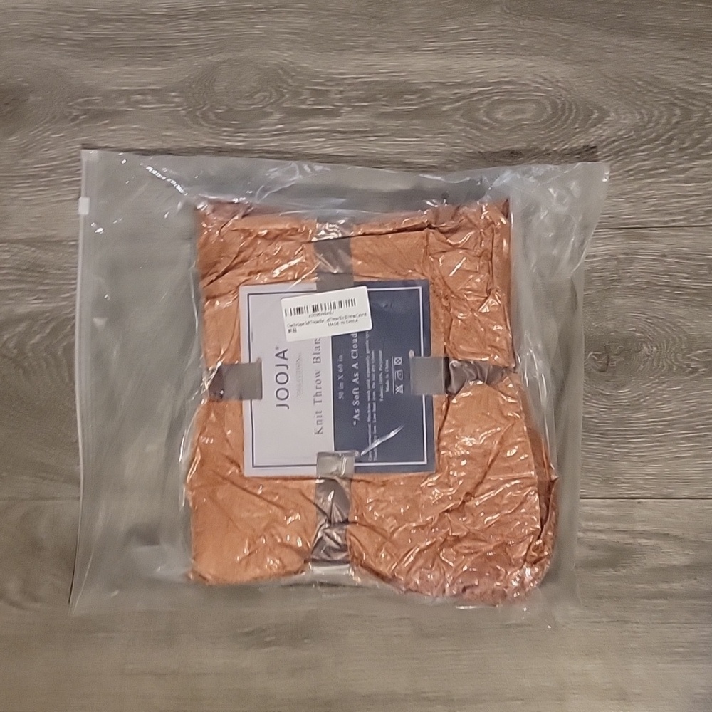 New throw blanket - Picture 2 of 3